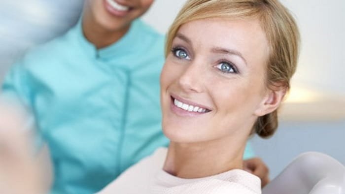 Ce trebuie să știi despre albirea dinților De ce se îngălbenesc și care sunt tratamentele utile